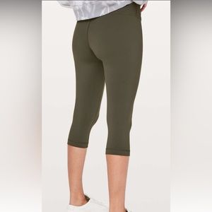 Lululemon Wunder Under Crop - size 6